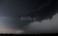 Awan terlihat bergerak dari arah Jakarta bagian selatan menuju tengah.