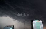 Awan Hitam Pekat Payungi Jakarta