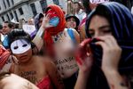 Dukung Buruh, Pelajar Demo Pamer Payudara