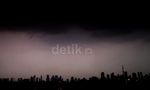 Awan Hitam Pekat Payungi Jakarta