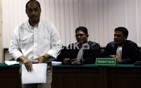 Selain tuntutan pidana kurungan itu, jaksa KPK meminta majelis hakim menjatuhkan denda Rp 100 juta rupiah subsidair 4 bulan kurungan tambahan. Ramses/detikcom.