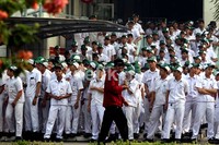 Para karyawan PT AHM ( Astra Honda Motor) berkumpul di depan pabrik.