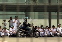 Para karyawan PT AHM ( Astra Honda Motor) berkumpul di depan pabrik.