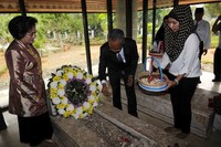Mutia Hatta ziarah dan Sri hartoyo berziarah ke makam Bung Hatta. (Septi).