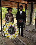 Mutia Hatta Ziarah ke Makam Bung Hatta
