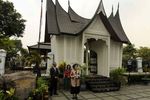 Mutia Hatta Ziarah ke Makam Bung Hatta