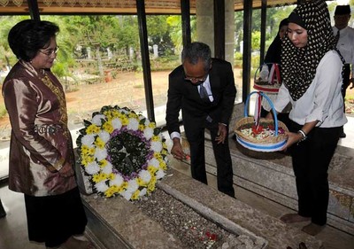 Mutia Hatta Ziarah ke Makam Bung Hatta