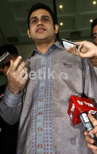 M Nazaruddin membeberkan siapa saja yang harus diperiksa dalam kasus dugaan korupsi Pembangkit Listrik Tenaga Surya (PLTS) usai diperiksa penyedik KPK. Ramses/detikcom.