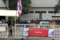 Hanya terlihat beberapa petugas keamanan yang berjaga. Sementara sebuah spanduk tampak terpasang di gerbang masuk.