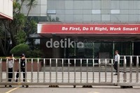 Dua orang petugas keamanan berjaga di gerbang salah satu pabrik di Kawasan Industri MM 2100 Cibitung.