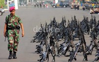 Tentara Nasional Indonesia (TNI) diterjunkan untuk mengamankan demo buruh di kawasan Monas, Jakarta.