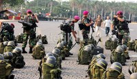 Tentara Nasional Indonesia (TNI) membubarkan diri usai mengikuti apel di lapangan Monas, Jakarta.
