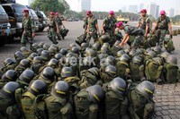 Tentara Nasional Indonesia (TNI) bersiap untuk mengamankan aksi buruh yang rencananya terjadi di Jakarta dan sekitarnya.