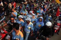 Mereka menuntut penghapusan sistem alih daya (outsourcing).