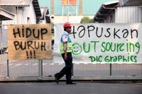 Mereka juga menempelkan sejumlah spanduk di pagar pabrik.