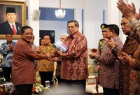 Presiden SBY menerima buku hasil Pleno XIV ISEI 2010 dari Ketua Umum ISEI Darmin Nasution. Haryanto/Setpres.