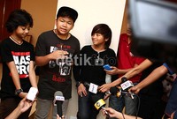 Rizky, Bastian, dan Aldi kompak hitam-hitam.