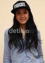 Gaya Santai Widi Vierra