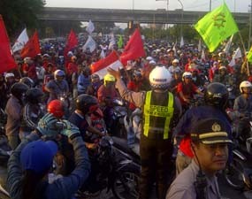 Konvoi Ribuan Buruh Balik ke Sidoarjo, Bundaran Waru Macet