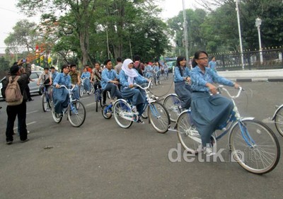 Ratusan Pelajar di Bandung Peringati Hari Batik