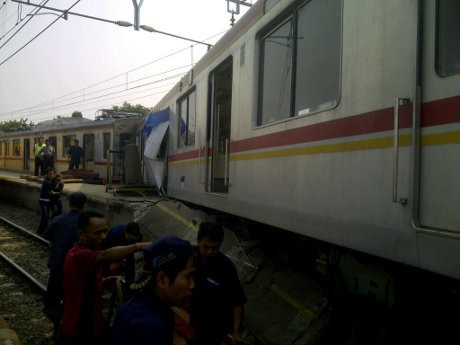 Evakuasi KRL Anjlok & Tabrak Peron Diperkirakan 8 Jam
