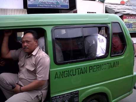 KRL Anjlok di Cilebut, Ojek & Angkot di Bojong Gede Jadi Buruan