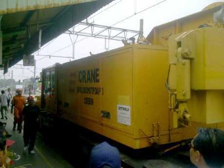 Crane Pengevakuasi KRL Anjlok Tiba, Listrik Dipadamkan
