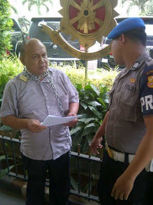 Desak Usut Korupsi, Eks Kacab Telkom Rantai Dirinya di Pagar Bareskrim