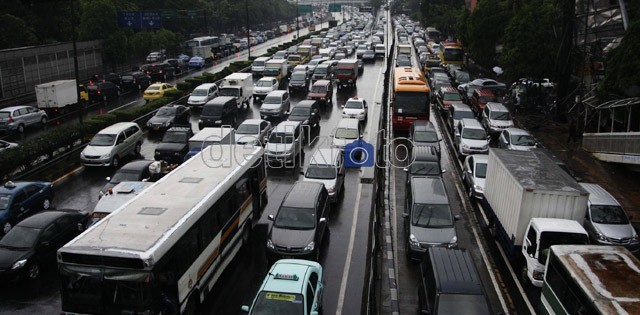 Pohon Tumbang, Tol JORR ke Arah Pondok Indah Macet 3 Km
