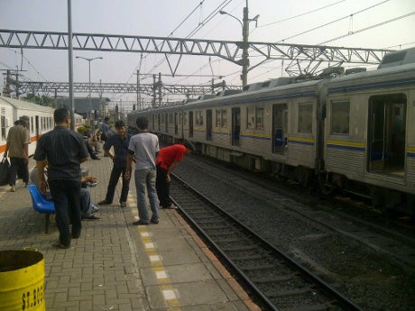 KRL Anjlok, Penumpang di Bogor Terpaksa Naik Angkot & Truk Polisi