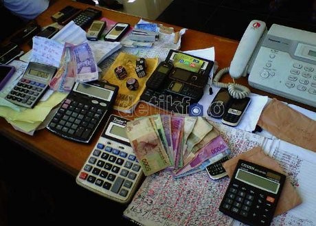 Jadi Bandar Judi Togel, Pasutri Dibekuk Polisi