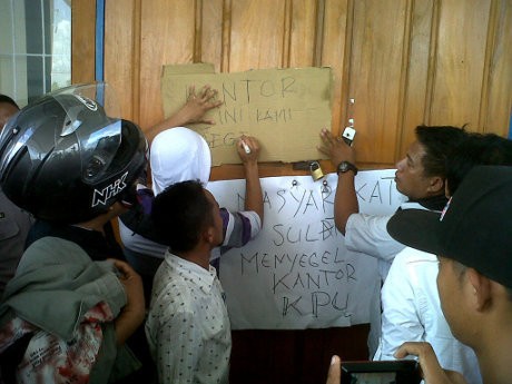 Kantor KPU Sulawesi Tenggara Disegel Massa