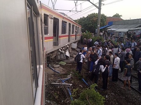KRL Commuter Line Tabrak Peron Stasiun Cilebut