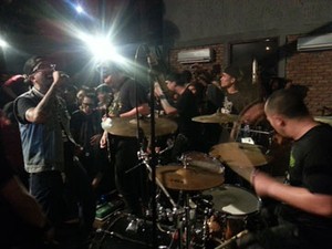 Seringai dan Deadsquad Sukses Gelar Konser Kejutan di Borneo Beerhouse
