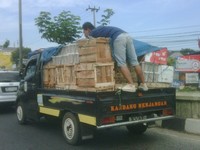 Demi menjaga barang bawaan, nekat menaruhkan nyawa. (Foto: Dony Siswantara).