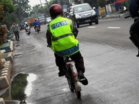 Karena tidak mendapat kendaraan dinas bermotor, Pak Satpam ini pun menggunakan sepeda. (Foto Andika Putra).