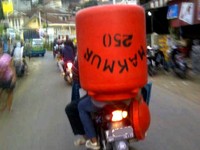 Semoga si pembonceng selamat sampai di rumah dan tidak kehabisan oksigen. (Foto: Rini Puspitasari Sadiono).