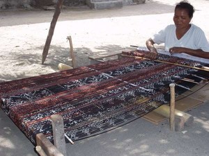 Saatnya Belanja Tenun Ikat Khas Flores!