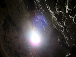 Kilau Batu & Misteri Fosil Penyu di Gua Batu Cermin