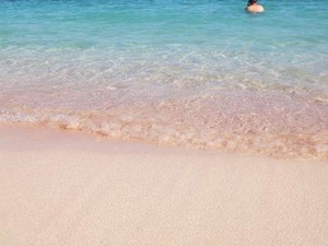 Cantik! Pantai Ini Berpasir Pink