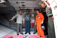 Menteri Pertahanan Purnomo Yusgiantoro didampingi Panglima TNI Laksamana TNI Agus Suhartono mengecek kabin pesawat.