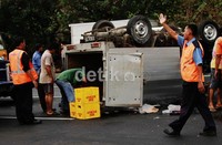 Mobil berwana silver itu terbalik di bagian tengah tol Jagorawi KM 4.
