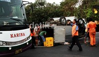 Seorang petugas mengatur lalu lintas yang macet akibat kecelakaan tersebut.