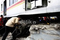 Pengangkatan dilakukan secara manual dengan tali. (Ramses/detikcom).