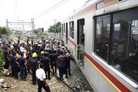 Petugas berusaha mengevakuasi gerbong kereta yang melintang. (Ramses/detikcom).