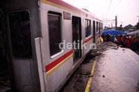 Sekitar pukul 18.00 WIB para pekerja berhasil mengembalikan gerbong yang anjlok kembali ke rel dan sudah diarahkan menuju ke Jakarta. Ramses/detikcom.