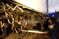 Petugas mengunakan hidrolit untuk memindah  gerbong kereta yang anjlok dan menabrak pembatas rel di Stasiun Cilebut, Bogor. Ramses/detikcom.