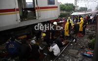Meski diguyur hujan, petugas tetap melakukan evakuasi gerbong kereta. Ramses/detikcom.