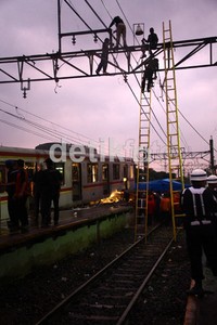 Petugas PLN langsung memperbaiki jaringan listrik karena akan digunakan satu jalur malam ini juga. Ramses/detikcom.