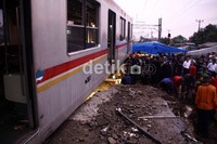 Selanjutnya, gerbong KRL ini akan dibawa ke Depo Kereta Api di Depok, Jawa Barat, untuk menjalani perawatan dan pemeriksaan lebih lanjut. Rencananya jalur kereta akan mulai dibuka pada pukul 19.00 WIB. Ramses/detikcom.
